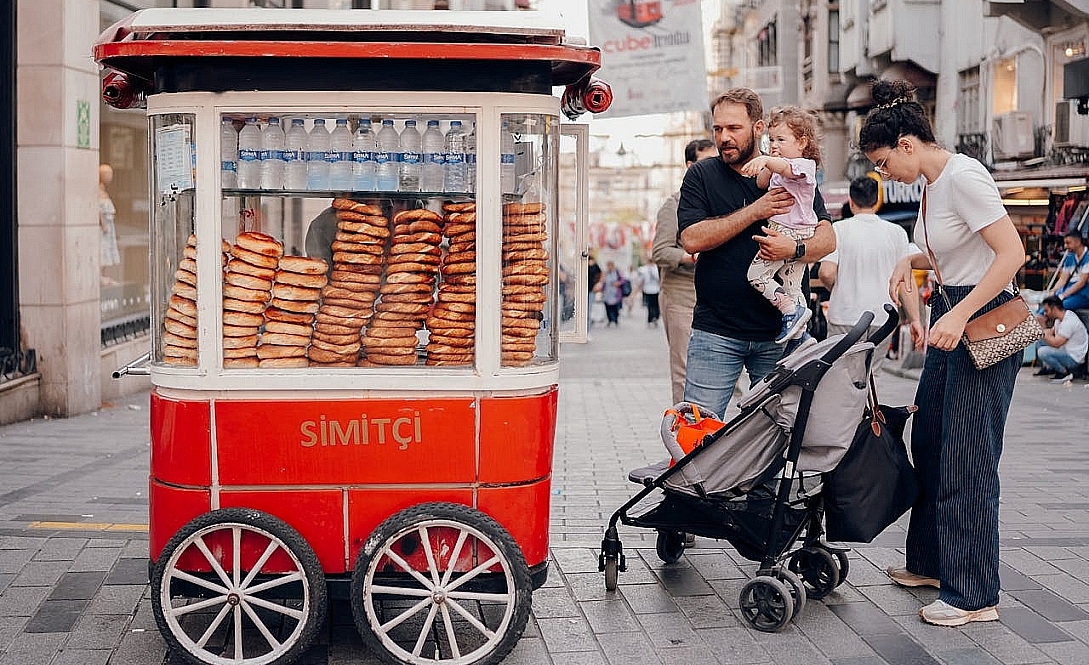 a family buying simit in istanbul