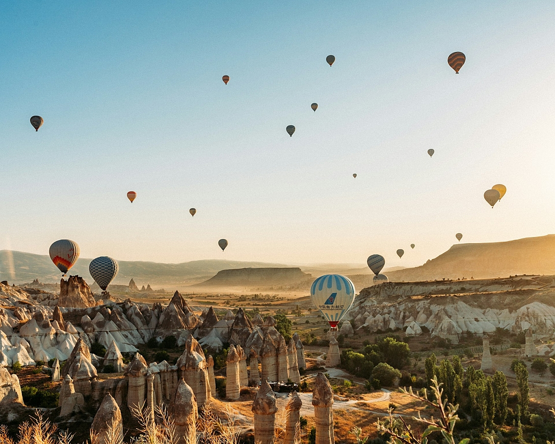 hot air balloons fairy chimneys